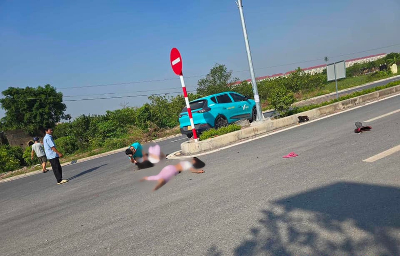 Camera to&agrave;n cảnh chiếc taxi chạy tốc độ cao đ&acirc;m 2 b&eacute; g&aacute;i đi xe đạp điện- Ảnh 1.