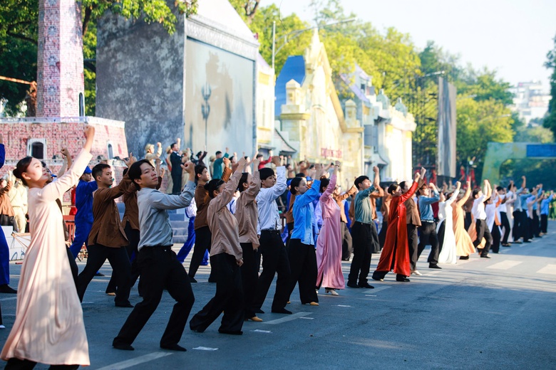 H&ugrave;ng tr&aacute;ng Ng&agrave;y hội Văn h&oacute;a v&igrave; h&ograve;a b&igrave;nh ch&agrave;o mừng kỷ niệm 70 năm Ng&agrave;y Giải ph&oacute;ng Thủ đ&ocirc;- Ảnh 7.