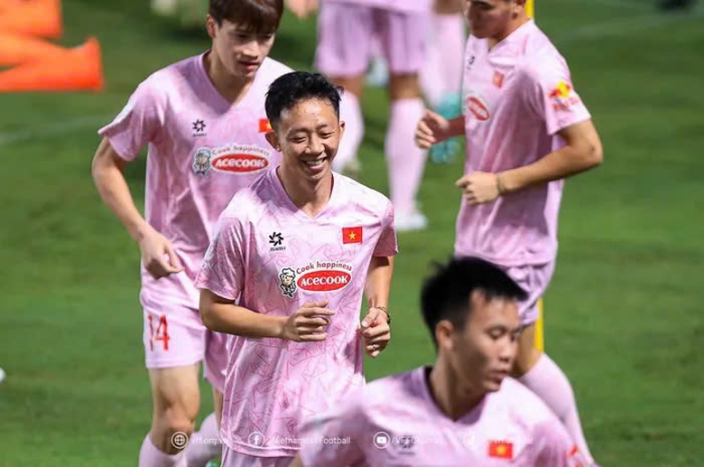 Tuyển thủ Việt Nam tiết lộ thông tin bất ngờ về bầu Đức- Ảnh 1. Tuyển thủ Việt Nam tiết lộ thông tin bất ngờ về bầu Đức- Ảnh 1.