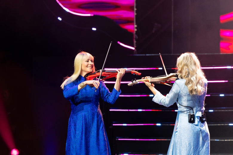 Tứ tấu Bond huyền thoại mặc &aacute;o d&agrave;i Việt Nam biểu diễn ở H&agrave; Nội- Ảnh 6.