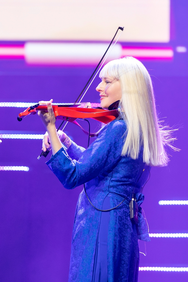 Tứ tấu Bond huyền thoại mặc &aacute;o d&agrave;i Việt Nam biểu diễn ở H&agrave; Nội- Ảnh 3.