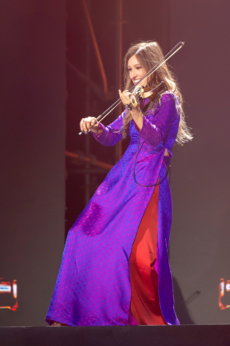 Tứ tấu Bond huyền thoại mặc &aacute;o d&agrave;i Việt Nam biểu diễn ở H&agrave; Nội- Ảnh 2.