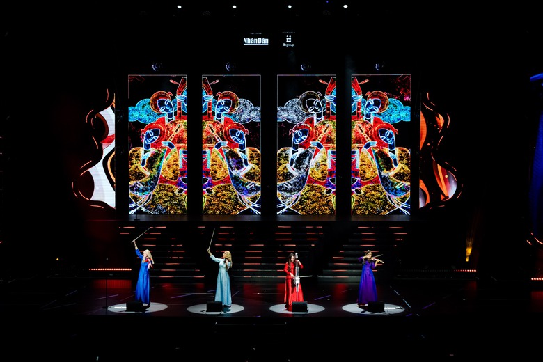 Tứ tấu Bond huyền thoại mặc &aacute;o d&agrave;i Việt Nam biểu diễn ở H&agrave; Nội- Ảnh 9.