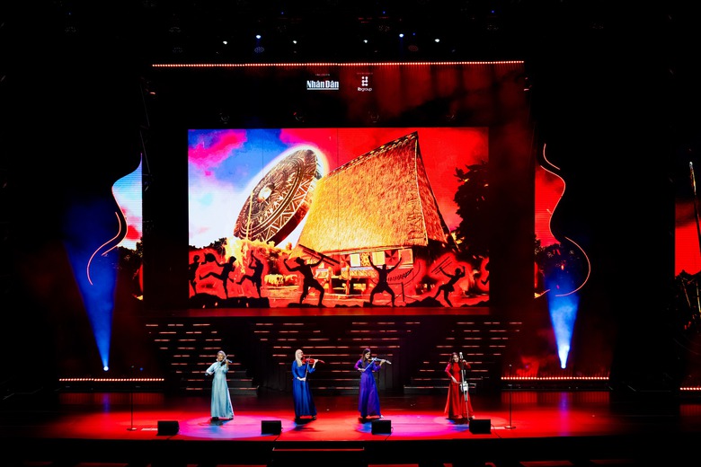 Tứ tấu Bond huyền thoại mặc &aacute;o d&agrave;i Việt Nam biểu diễn ở H&agrave; Nội- Ảnh 10.