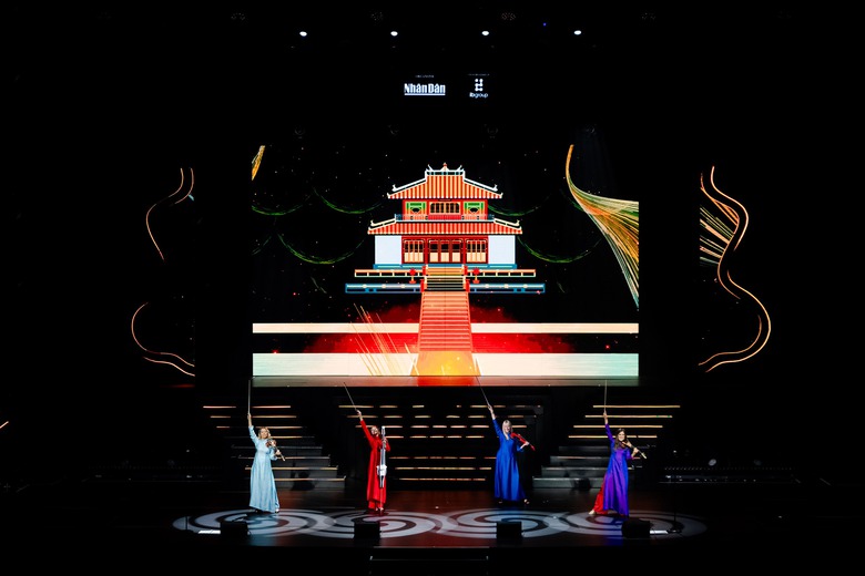 Tứ tấu Bond huyền thoại mặc &aacute;o d&agrave;i Việt Nam biểu diễn ở H&agrave; Nội- Ảnh 14.