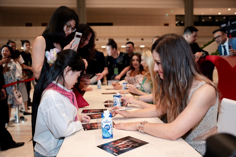 Tứ tấu Bond huyền thoại mặc &aacute;o d&agrave;i Việt Nam biểu diễn ở H&agrave; Nội- Ảnh 18.