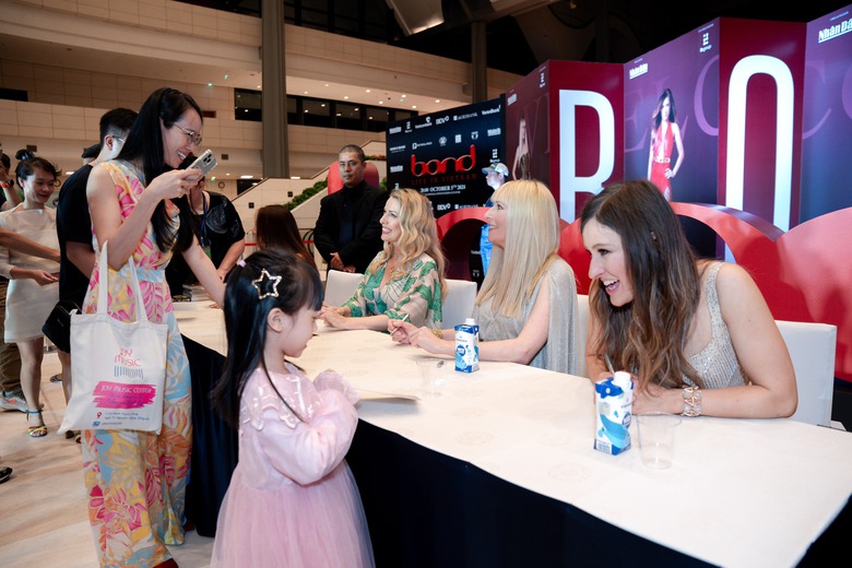 Tứ tấu Bond huyền thoại mặc &aacute;o d&agrave;i Việt Nam biểu diễn ở H&agrave; Nội- Ảnh 17.