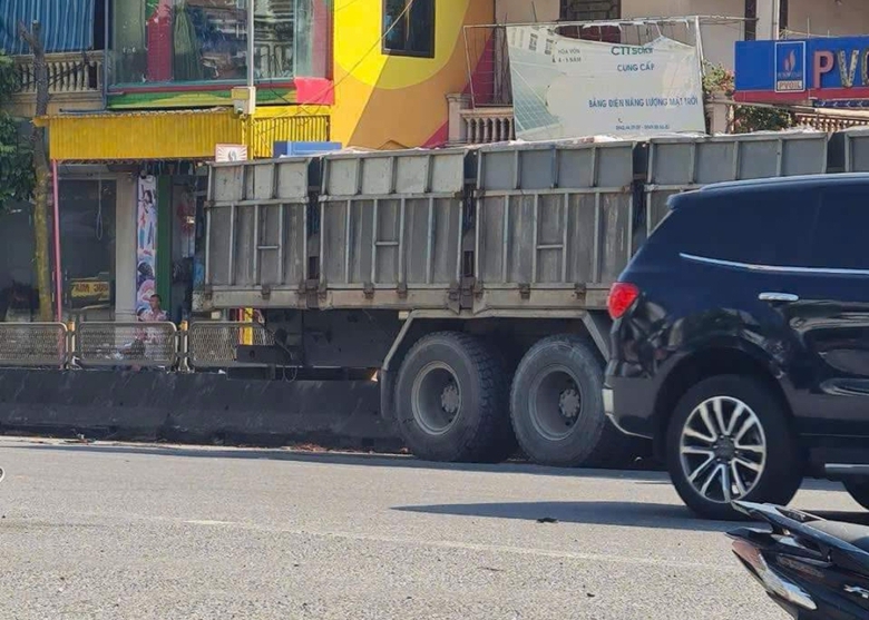 Xe tải t&ocirc;ng xe m&aacute;y, 2 người phụ nữ tử vong- Ảnh 1.