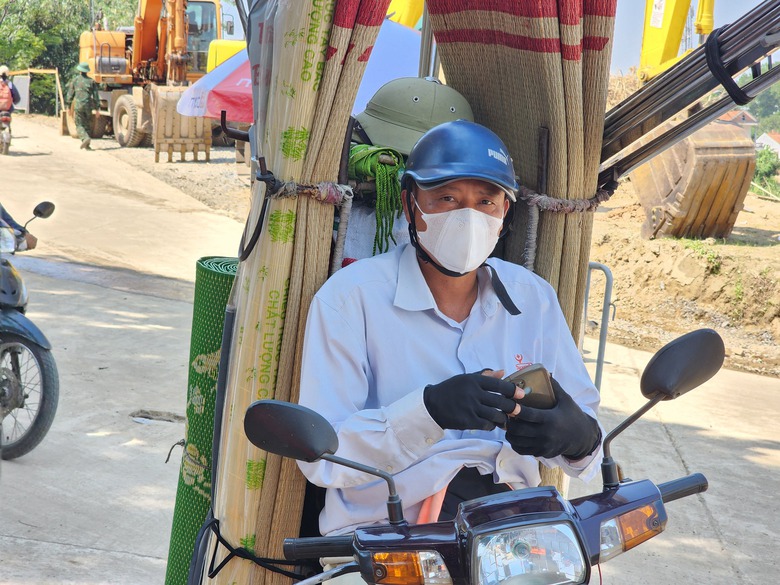 Người d&acirc;n vui mừng khi cầu phao Phong Ch&acirc;u được nối lại- Ảnh 5.