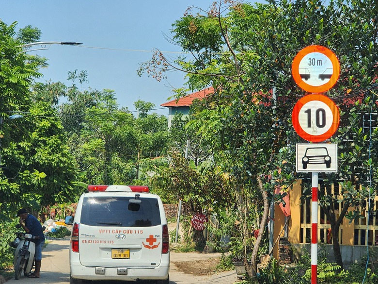 Người d&acirc;n vui mừng khi cầu phao Phong Ch&acirc;u được nối lại- Ảnh 4.