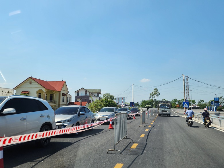 Người d&acirc;n vui mừng khi cầu phao Phong Ch&acirc;u được nối lại- Ảnh 1.