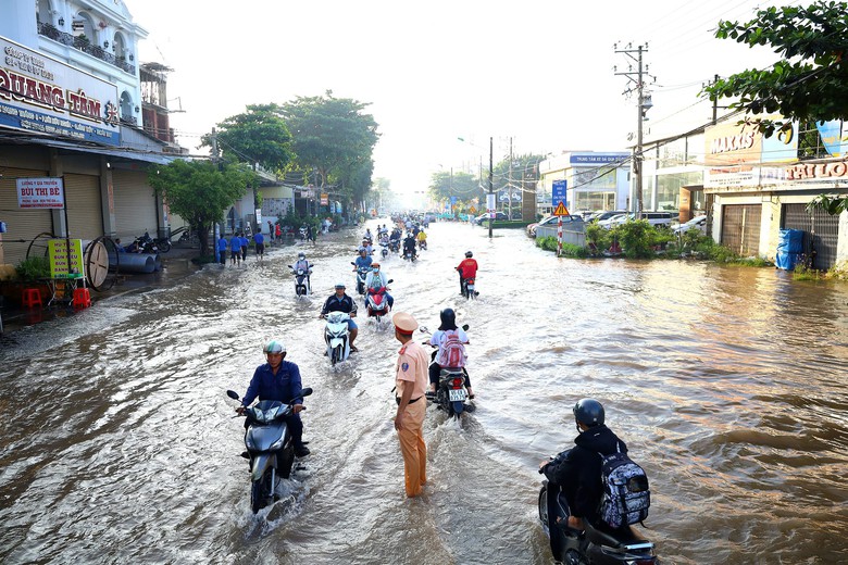 Cần Thơ đ&oacute;ng cống ngăn nước, nhiều tuyến đường ngập s&acirc;u- Ảnh 12.