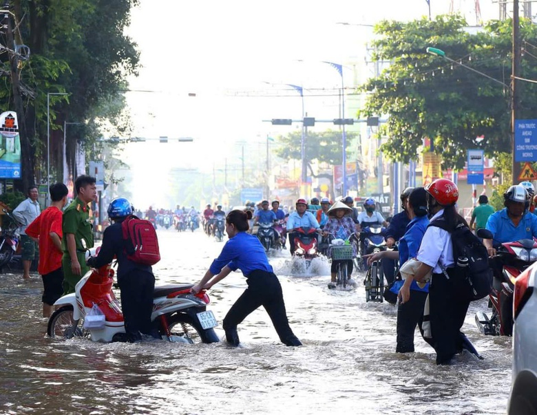 Cần Thơ đ&oacute;ng cống ngăn nước, nhiều tuyến đường ngập s&acirc;u- Ảnh 7.