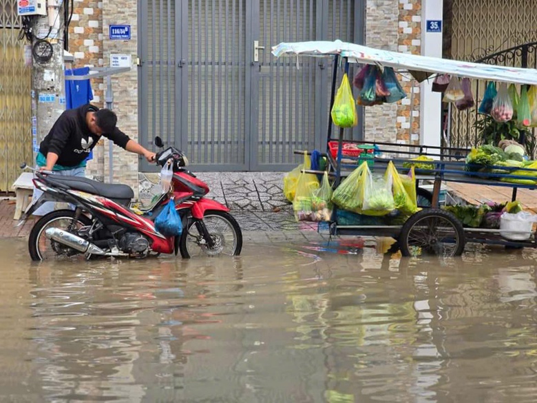 Cần Thơ đ&oacute;ng cống ngăn nước, nhiều tuyến đường ngập s&acirc;u- Ảnh 10.