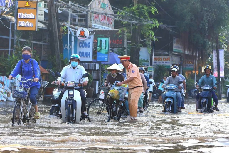 Cần Thơ đ&oacute;ng cống ngăn nước, nhiều tuyến đường ngập s&acirc;u- Ảnh 1.