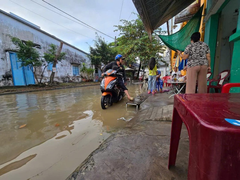 Cần Thơ đ&oacute;ng cống ngăn nước, nhiều tuyến đường ngập s&acirc;u- Ảnh 6.