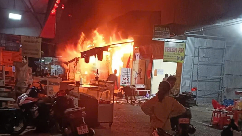 C&agrave; Mau: Ch&aacute;y lớn ảnh hưởng 5 nh&agrave; d&acirc;n, thiệt hại hơn 2 tỷ đồng- Ảnh 1.