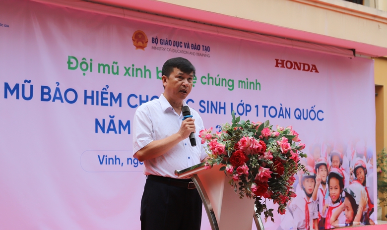Hơn 65.000 học sinh lớp 1 ở Nghệ An được tặng mũ bảo hiểm đạt chuẩn- Ảnh 1.