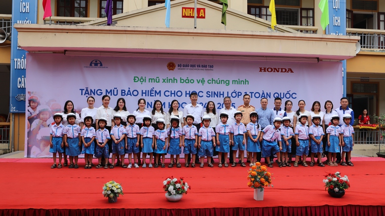 Hơn 65.000 học sinh lớp 1 ở Nghệ An được tặng mũ bảo hiểm đạt chuẩn- Ảnh 6.