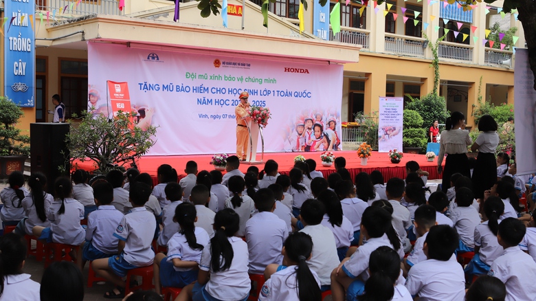 Hơn 65.000 học sinh lớp 1 ở Nghệ An được tặng mũ bảo hiểm đạt chuẩn- Ảnh 3.