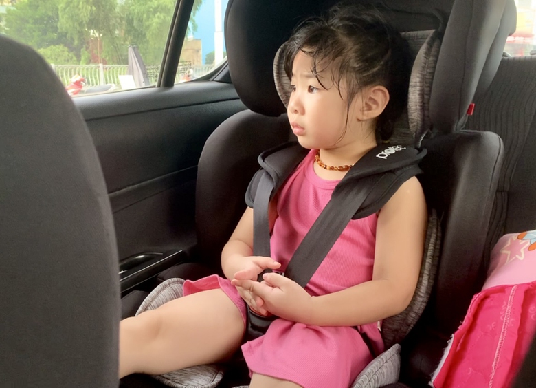 Bảo vệ trẻ khi ngồi tr&ecirc;n &ocirc; t&ocirc;- Ảnh 1.