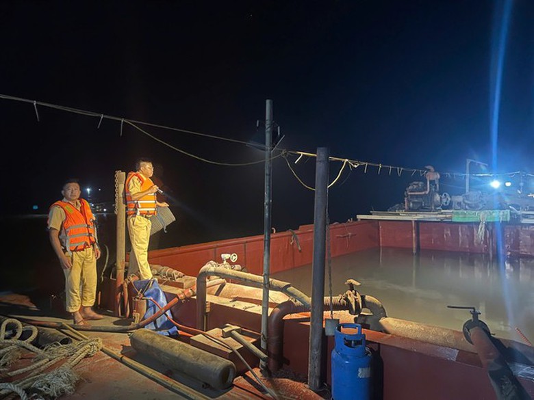 Hơn 1 giờ bắt giữ 5 t&agrave;u khai th&aacute;c c&aacute;t tr&aacute;i ph&eacute;p ở biển Nam Định- Ảnh 1.