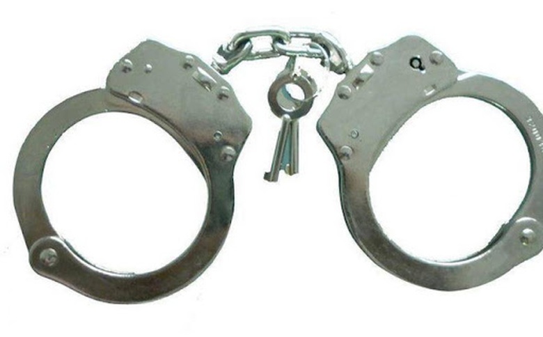 Long An: Khởi tố đối tượng đ&aacute;nh thiếu t&aacute; c&ocirc;ng an thương t&iacute;ch- Ảnh 1.