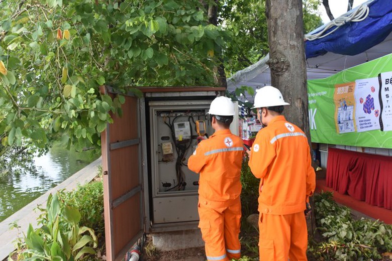 EVNHANOI đảm bảo cấp điện an to&agrave;n phục vụ kỷ niệm 70 năm Ng&agrave;y Giải ph&oacute;ng Thủ đ&ocirc;- Ảnh 2.
