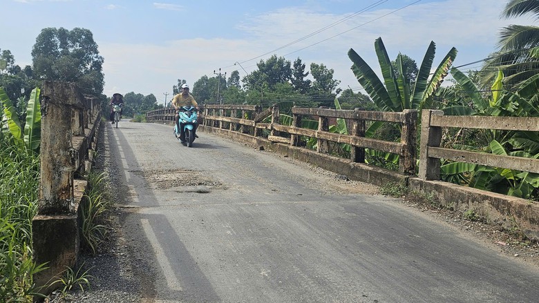 Nhiều cầu trên đường xuyên huyện biên giới Long An hư hỏng, nguy cơ mất an ATGT- Ảnh 1. Nhiều cầu trên đường xuyên huyện biên giới Long An hư hỏng, nguy cơ mất an ATGT- Ảnh 1.