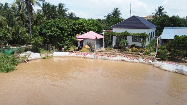 Đồng Th&aacute;p: C&ocirc;ng bố t&igrave;nh huống khẩn cấp sạt lở bờ s&ocirc;ng Tiền- Ảnh 1.