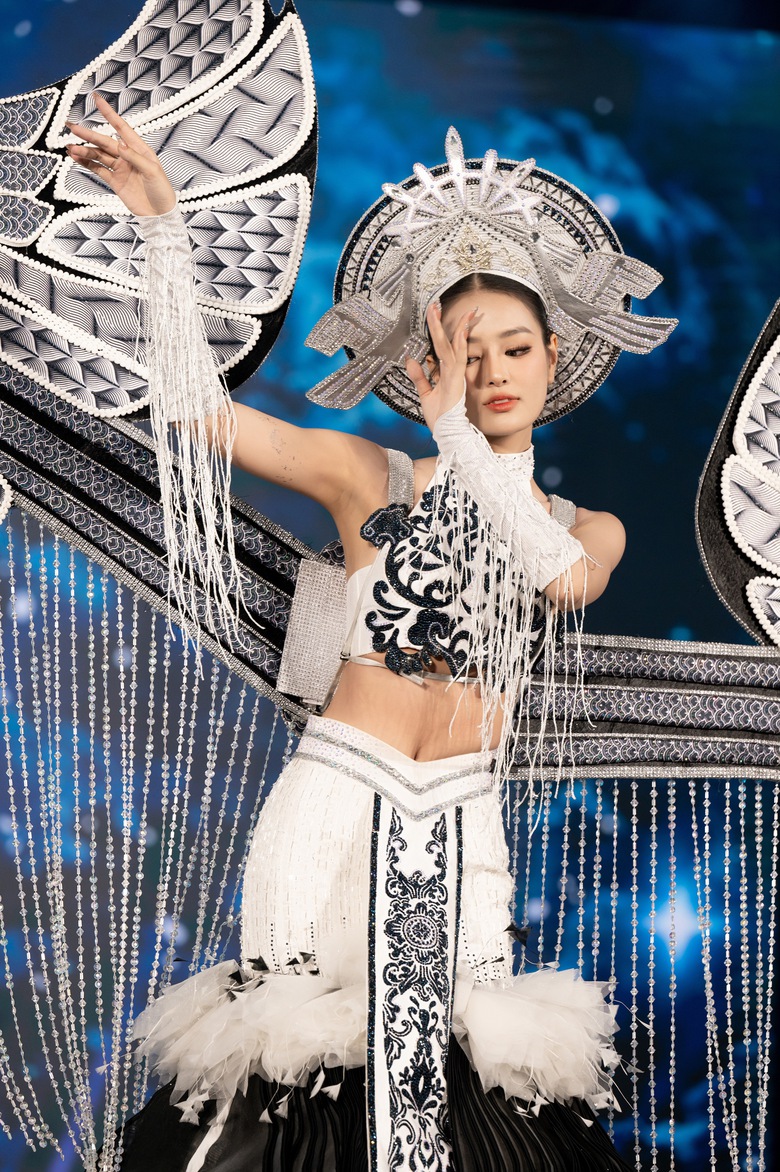 B&ugrave;i Kh&aacute;nh Linh mang "Thi&ecirc;n Hạc" đi tham dự Hoa hậu Li&ecirc;n lục địa- Ảnh 1.