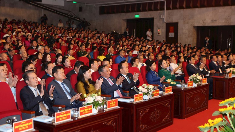 Thủ tướng: Lan tỏa để "vườn hoa" người tốt việc tốt Thủ đ&ocirc; ph&aacute;t triển rực rỡ- Ảnh 2.