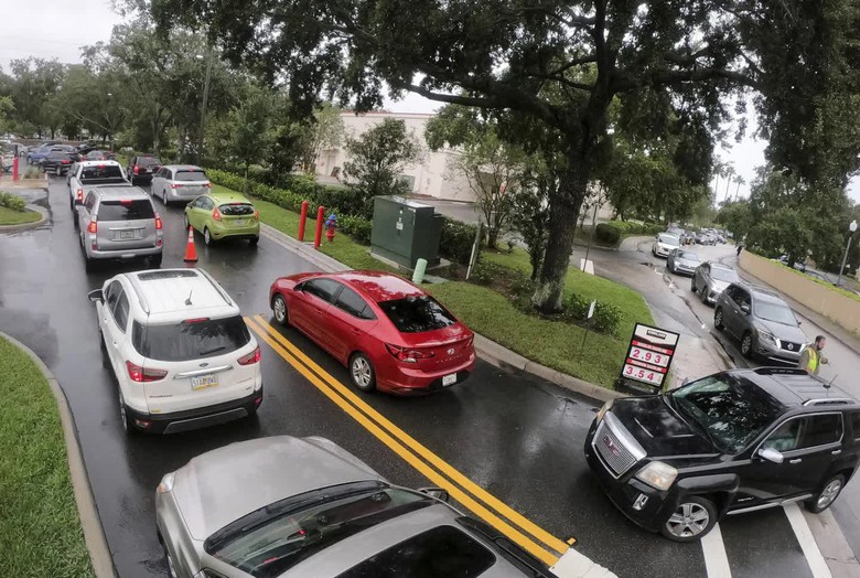 Người Mỹ đổ xô sơ tán trước siêu bão Milton, Thị trưởng cảnh báo "nếu ở lại, bạn sẽ chết"- Ảnh 4. Người Mỹ đổ xô sơ tán trước siêu bão Milton, Thị trưởng cảnh báo "nếu ở lại, bạn sẽ chết"- Ảnh 4.