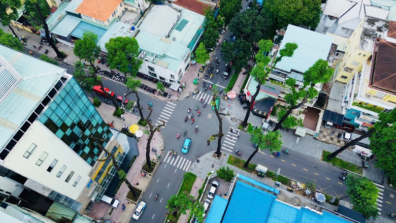 Sức khỏe các nạn nhân bị cây xanh bật gốc đè trúng hiện ra sao?- Ảnh 3. Sức khỏe các nạn nhân bị cây xanh bật gốc đè trúng hiện ra sao?- Ảnh 3.