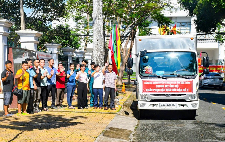 Sóc Trăng chuyển thêm 7 tấn hàng hỗ trợ người dân phía Bắc thiệt hại do bão số 3- Ảnh 2. Sóc Trăng chuyển thêm 7 tấn hàng hỗ trợ người dân phía Bắc thiệt hại do bão số 3- Ảnh 2.