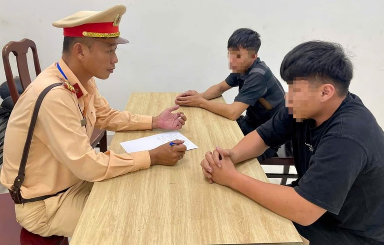 T&agrave;i xế "ma men" bỏ lại &ocirc; t&ocirc;, nhảy xuống ao h&ograve;ng trốn CSGT- Ảnh 1.