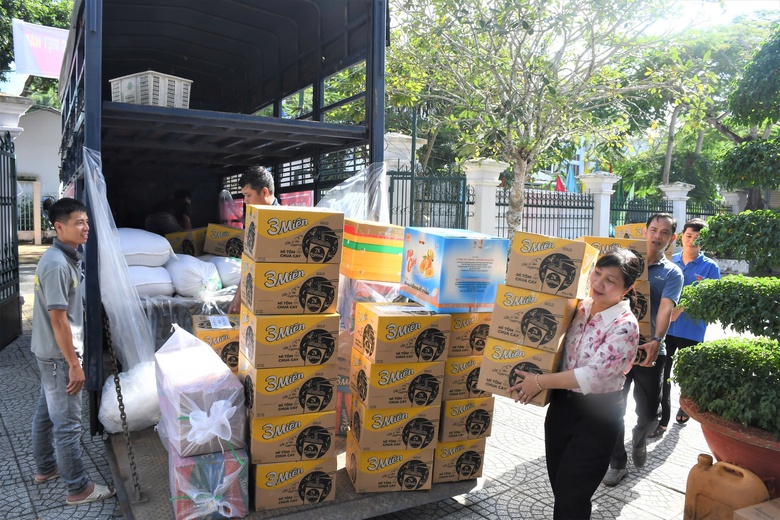 Sóc Trăng chuyển thêm 7 tấn hàng hỗ trợ người dân phía Bắc thiệt hại do bão số 3- Ảnh 1. Sóc Trăng chuyển thêm 7 tấn hàng hỗ trợ người dân phía Bắc thiệt hại do bão số 3- Ảnh 1.