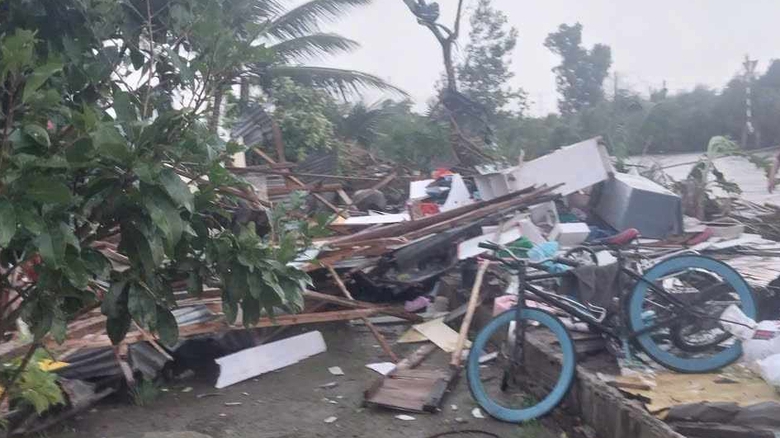 Lốc xo&aacute;y ở C&agrave; Mau, 6 người bị thương- Ảnh 1.