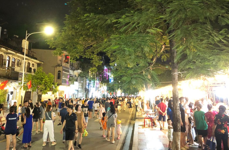 Hải Ph&ograve;ng ph&acirc;n luồng giao th&ocirc;ng để th&iacute; điểm phố đi bộ tr&ecirc;n đường Quang Trung- Ảnh 1.