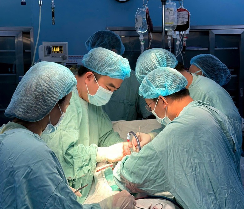 K&iacute;ch hoạt quy tr&igrave;nh b&aacute;o động đỏ li&ecirc;n viện, cấp cứu bệnh nh&acirc;n TNGT vỡ tim- Ảnh 1.