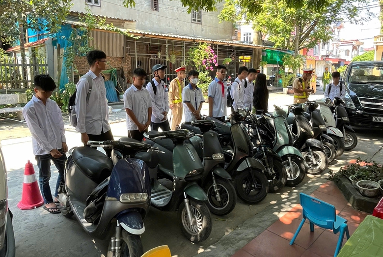 Bị xử phạt, nam sinh ngơ ng&aacute;c kh&ocirc;ng biết đi xe đạp điện phải đội mũ bảo hiểm- Ảnh 1.