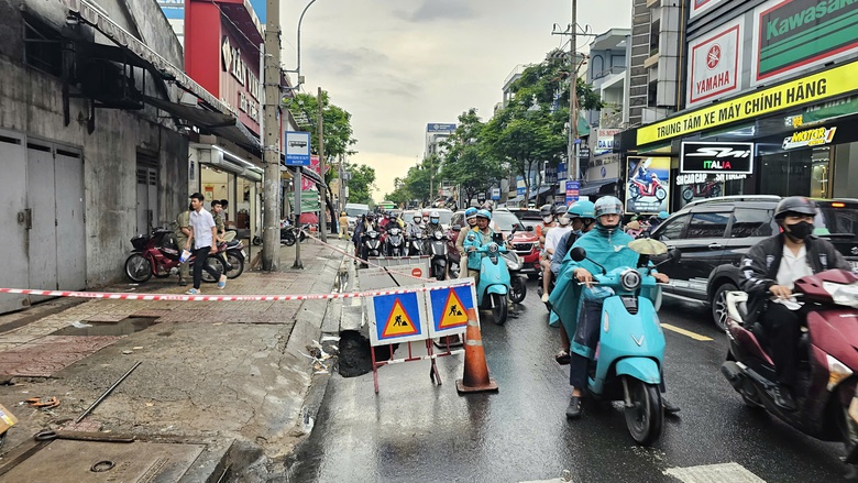 TP.HCM lại sụt l&uacute;n đường sau mưa lớn- Ảnh 1.