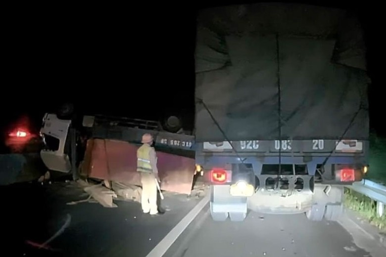 Xe tải lật chắn ngang cao tốc Phan Thiết - Dầu Gi&acirc;y.