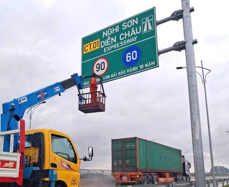 Tập đo&agrave;n Sơn Hải tố kẻ xấu ph&aacute; nhiều biển b&aacute;o tr&ecirc;n cao tốc Nghi Sơn - Diễn Ch&acirc;u- Ảnh 1.