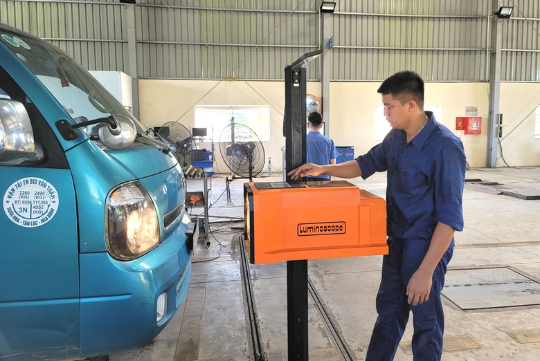 Thay đ&egrave;n chiếu s&aacute;ng thế n&agrave;o để đạt đăng kiểm?- Ảnh 1.