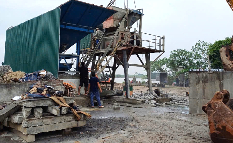 Th&aacute;i B&igrave;nh th&aacute;o dỡ 2 trạm trộn b&ecirc; t&ocirc;ng x&acirc;y dựng tr&aacute;i ph&eacute;p ngo&agrave;i b&atilde;i s&ocirc;ng Hồng- Ảnh 1.