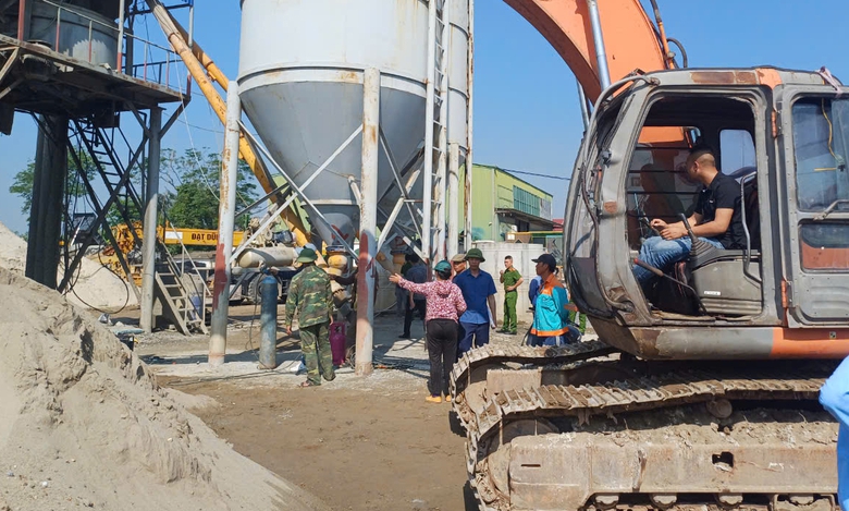 Th&aacute;i B&igrave;nh th&aacute;o dỡ 2 trạm trộn b&ecirc; t&ocirc;ng x&acirc;y dựng tr&aacute;i ph&eacute;p ngo&agrave;i b&atilde;i s&ocirc;ng Hồng- Ảnh 4.