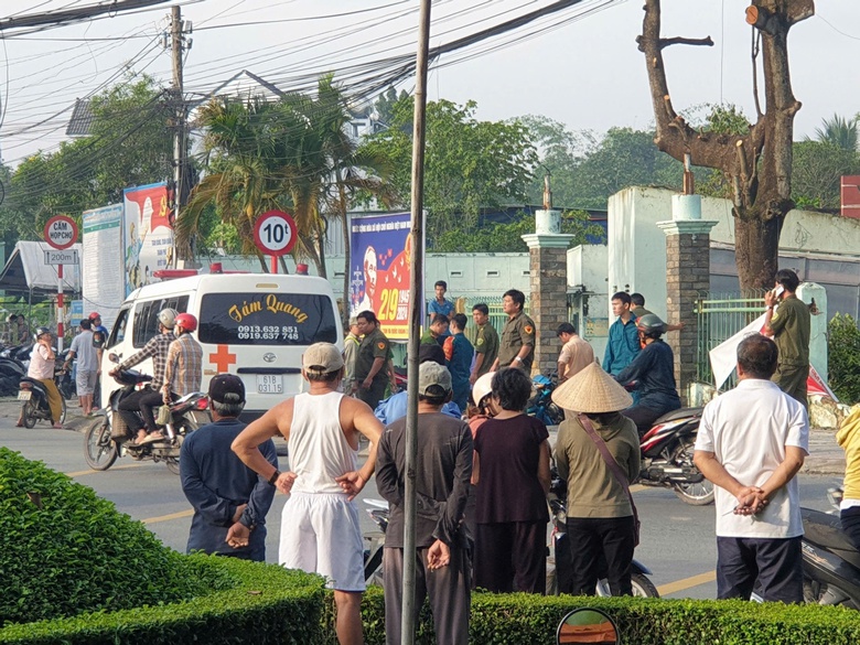 Xe m&aacute;y t&ocirc;ng h&agrave;ng r&agrave;o trụ sở bỏ hoang, nam thanh ni&ecirc;n tử vong trong đ&ecirc;m- Ảnh 2.