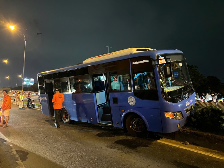 TP.HCM: H&agrave;nh kh&aacute;ch h&uacute; v&iacute;a v&igrave; xe bu&yacute;t leo dải ph&acirc;n c&aacute;ch- Ảnh 1.