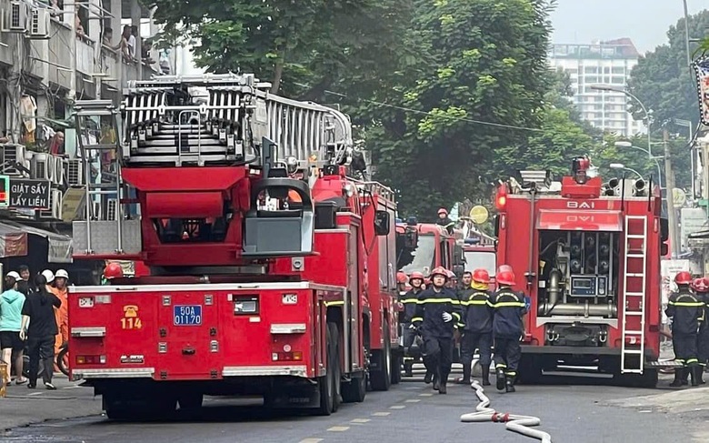 Ch&aacute;y lớn nh&agrave; gần chung cư, nhiều người được l&iacute;nh cứu hỏa cứu kịp thời